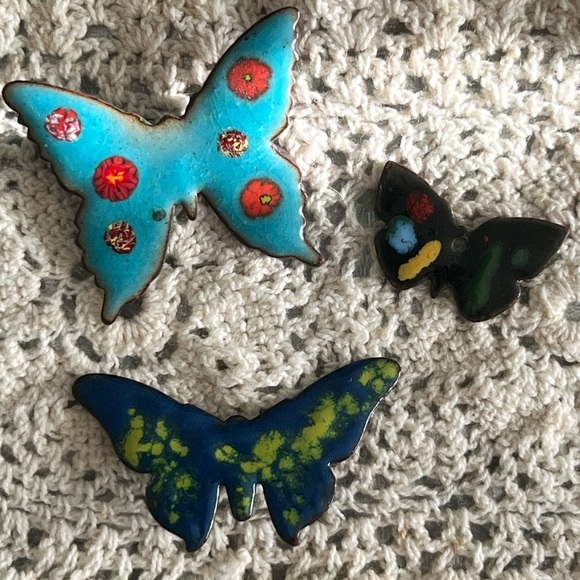 Vintage enamel Butterfly 🦋 Brooches and the smallest butterfly is a pendant - Picture 2 of 11